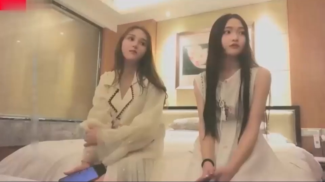 花2000约到两个肤白貌美良家妹子